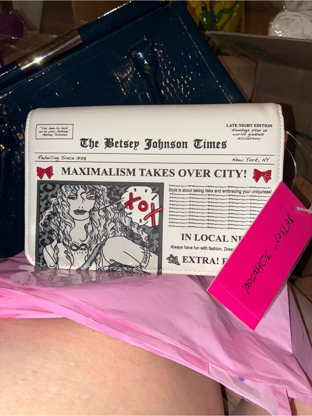 Betsey Johnson White Newspaper-Print Crossbody Bag with Pink Tag and Red Chain - Picture 3 of 6